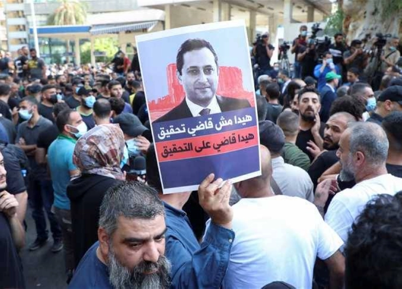 متظاهرون يرفعون صور القاضي طارق بيطار (مكة)