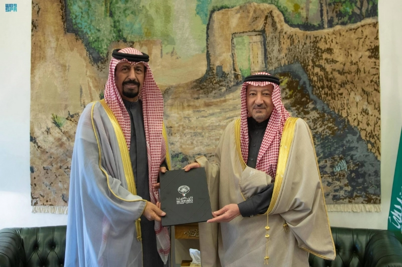 وليد الخريجي لدى استقباله علي الخالد (واس)