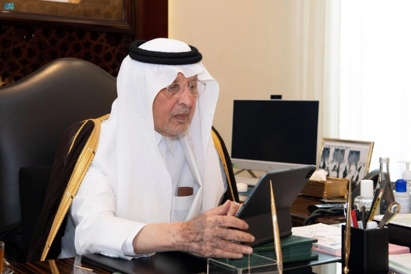 .. ويدشن الربط الالكتروني