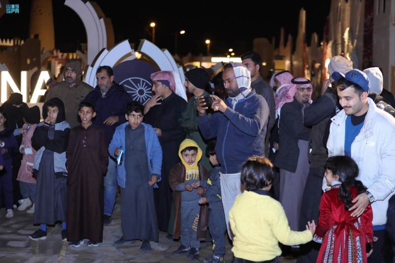 الزوار يقبلون على المهرجان