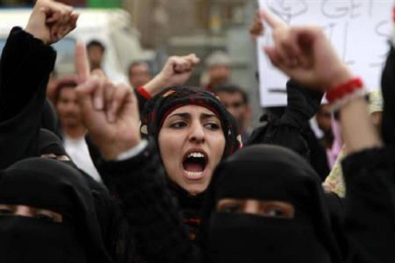 أرشيفية ليمنيات يحتججن على انقلاب الحوثي (مكة)