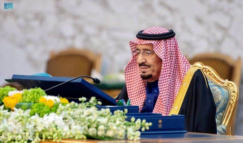 خادم الحرمين لدى ترؤسه جلسة مجلس الوزراء أمس (مكة)