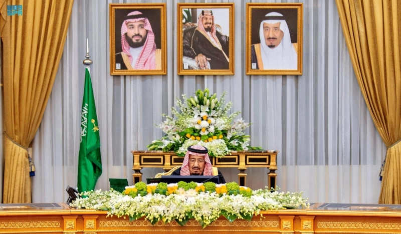 خادم الحرمين لدى ترؤسه جلسة مجلس الوزراء أمس (مكة)