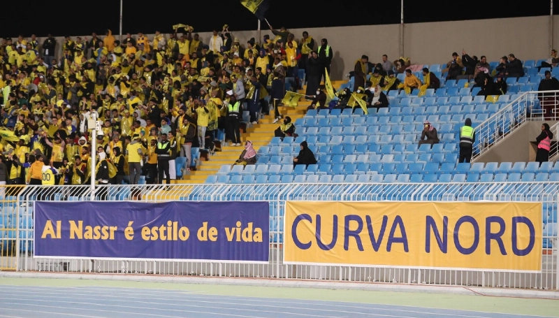 جانب من لافتات مدرج النصر خلال مباراة الشباب