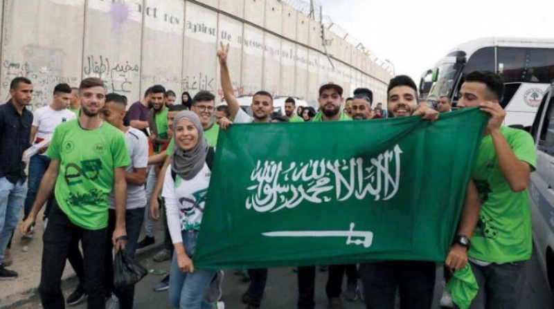 فلسطينيون يرفعون العلم السعودي (مكة)
