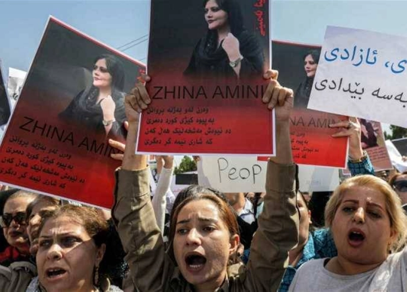إيرانيات يحتججن على قمع الملالي