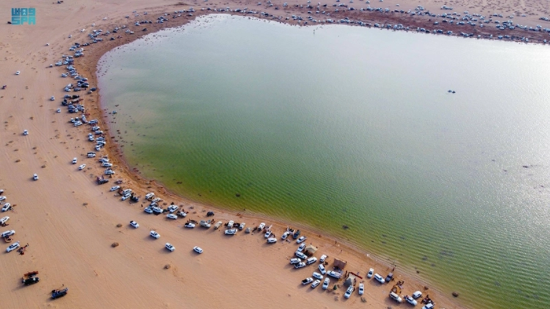 أهالي القصيم خلال تنزههم بوادي الرمة بعد الأمطار الأخيرة (مكة)