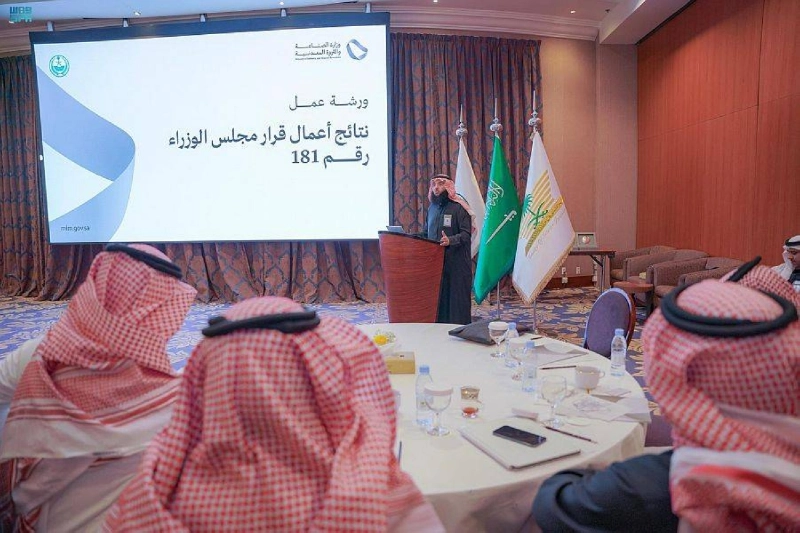 الزامل متحدثا في الورشة
