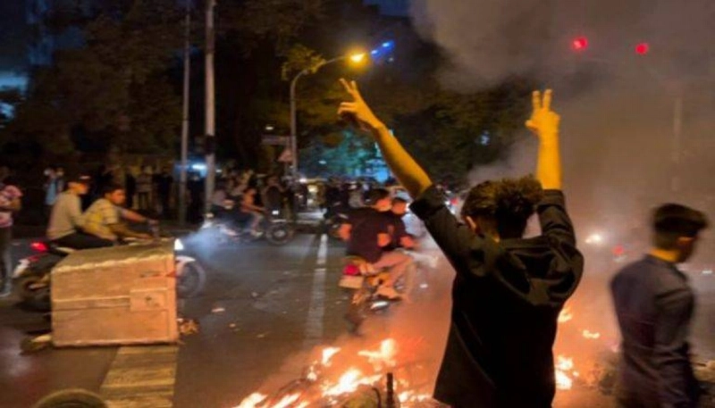 شابة إيرانية في احتجاج جديد بطهران (مكة)