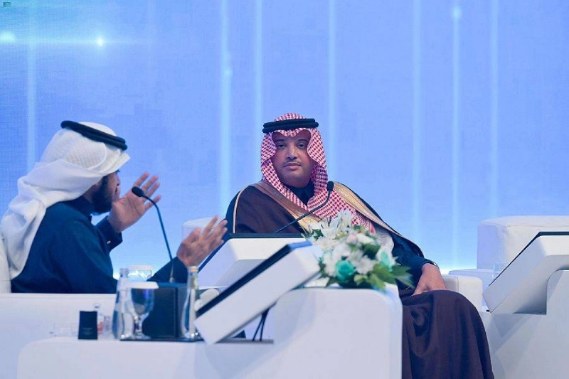 محافظ الأحساء متحدثا في المنتدى