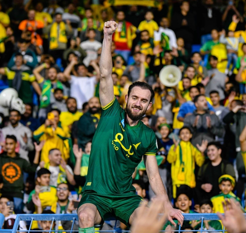 لاعب الخليج سوكول يحتفل مع الجماهير