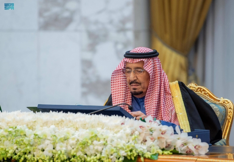 الملك سلمان لدى ترؤسه جلسة مجلس الوزراء أمس (واس)