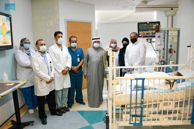 الفريق الطبي مع التوأم (مكة)