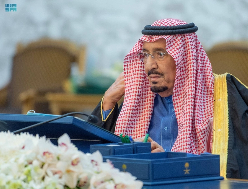 الملك سلمان لدى ترؤسه جلسة مجلس الوزراء أمس (واس)