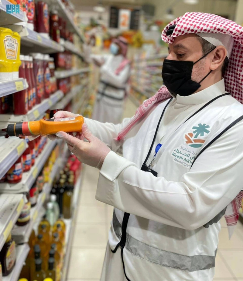مراقب يتفحص منتجا (مكة)