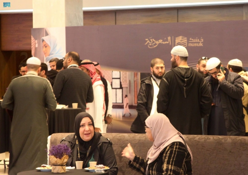 الربيعة خلال لقائه مسؤولي الحج والعمرة بالجزائر (مكة)