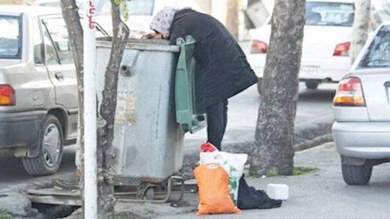 إيرانية تبحث عن طعام في سلة قمامة (مكة)