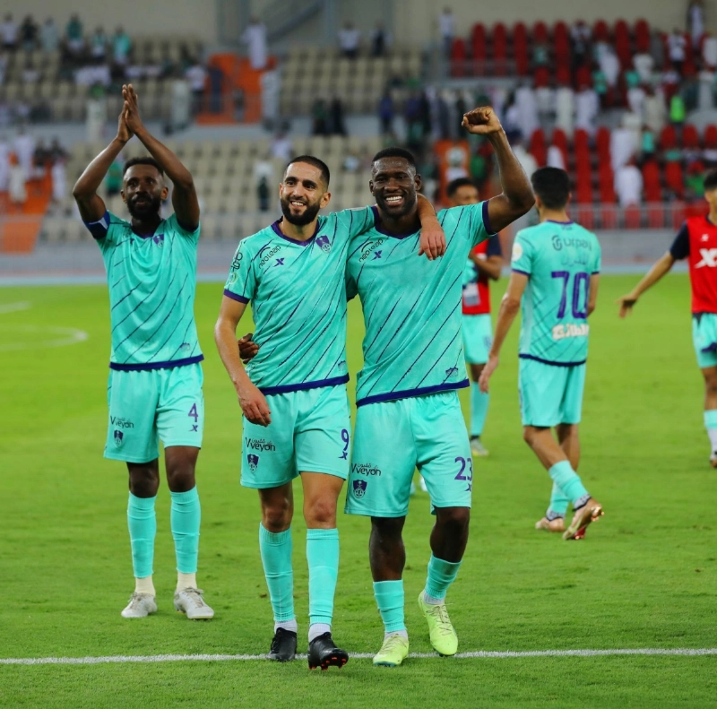 لاعبو الأهلي بعد فوزهم بثلاثية على الجبلين
