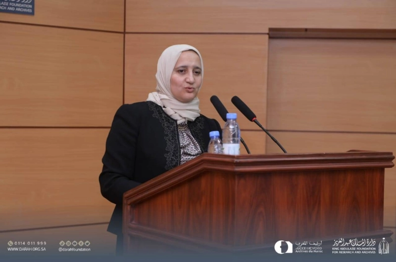 مينة المغاري تلقي محاضرة في الندوة (مكة)