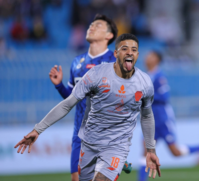 باولينيو يحتفل بهدفه في شباك الهلال