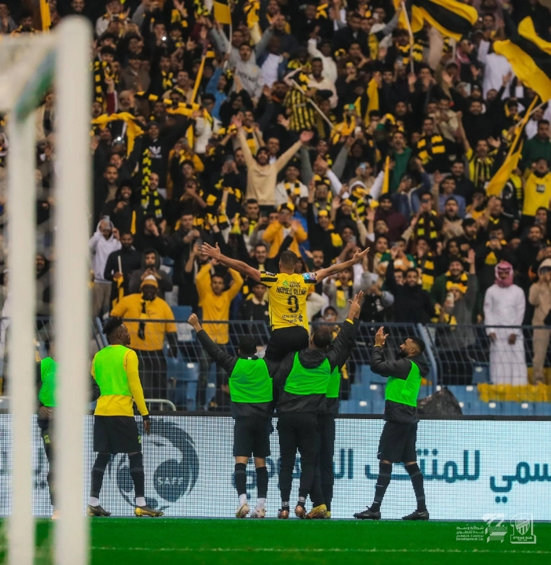 حمدالله يحتفل أمام جماهير الاتحاد