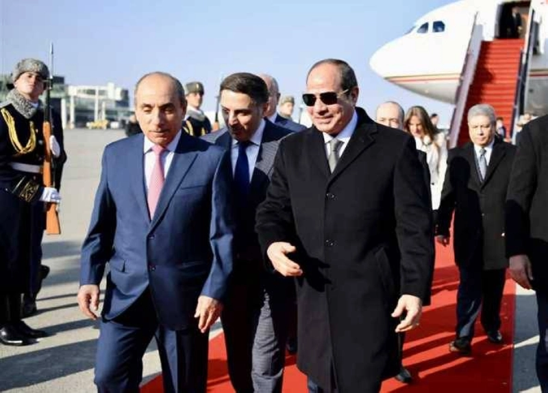 الرئيس المصري لدى وصوله باكو (مكة)