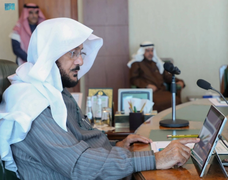 عبداللطيف آل الشيخ خلال التدشين (مكة)