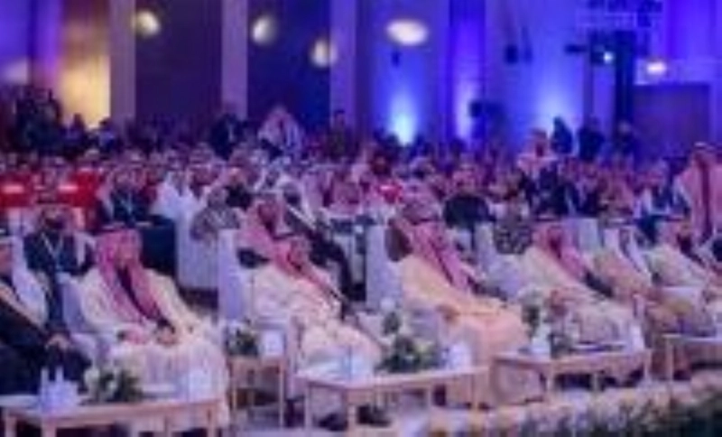 فيصل بن نواف يتوسط الحضور (مكة)