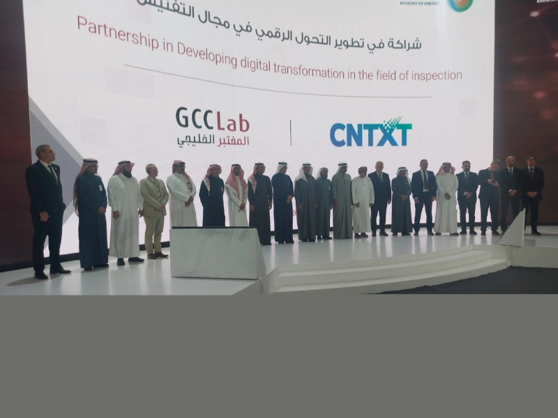 عبد العزيز بن سلمان مع مجموعة من المسؤولين والشركاء (مكة)