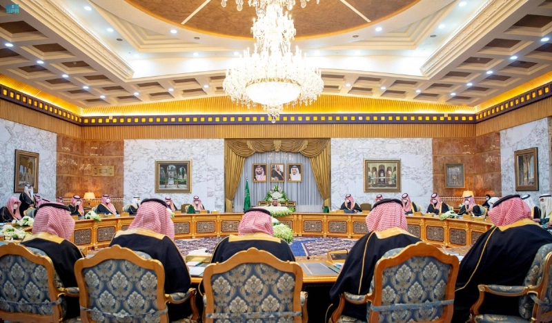 خادم الحرمين لدى ترؤسه جلسة مجلس الوزراء في الرياض أمس (واس)