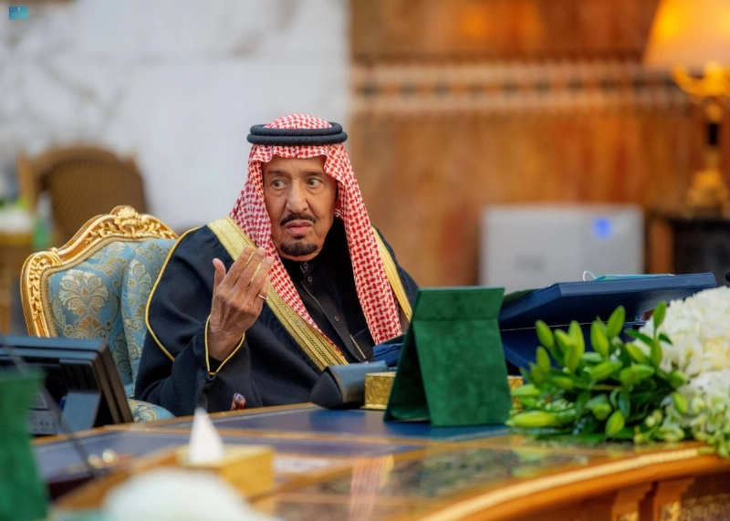 خادم الحرمين لدى ترؤسه جلسة مجلس الوزراء في الرياض أمس (واس)