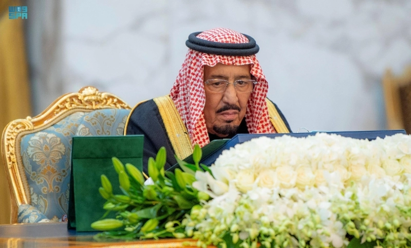 خادم الحرمين لدى ترؤسه جلسة مجلس الوزراء في الرياض أمس (واس)