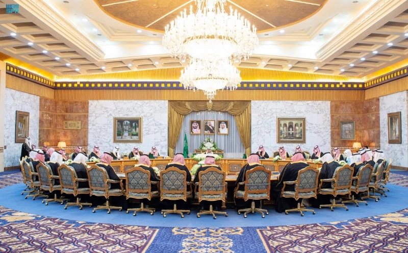 خادم الحرمين لدى ترؤسه جلسة مجلس الوزراء في الرياض أمس (واس)