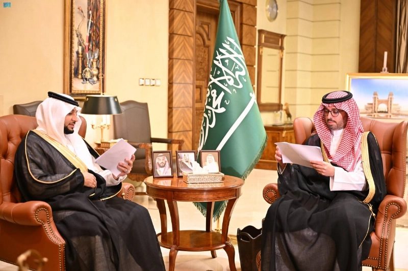 سعود بن جلوي خلال استقباله عبدالله بن عبدالرحمن (مكة)
