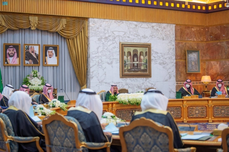 خادم الحرمين لدى ترؤسه جلسة مجلس الوزراء في الرياض أمس (واس)