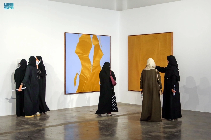 زائرات لمعرض «الأحلام.. من جاكس إلى المدينة» (مكة)
