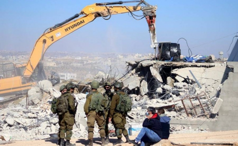 جرافة إسرائيلية تهدم منزلا فلسطينيا (مكة)