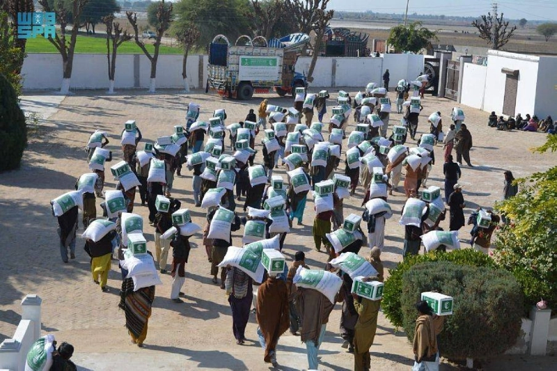المستفيدون من السلال في باكستان (واس)