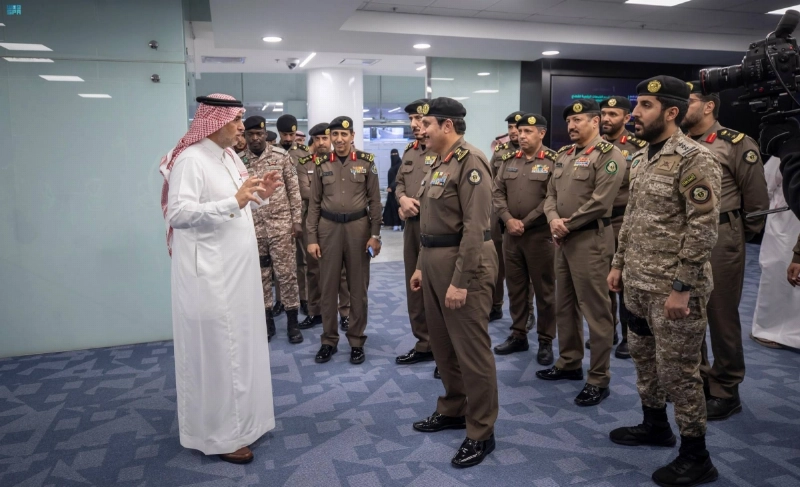 البسامي وقيادات الأمن العام في مركز عمليات الرياض الذكية (مكة)