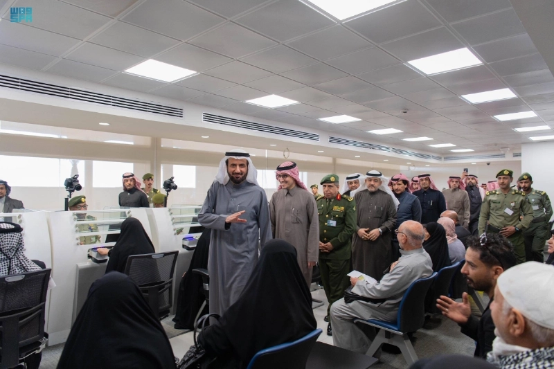 توفيق الربيعة خلال جولته في منفذ جديدة عرعر (مكة)