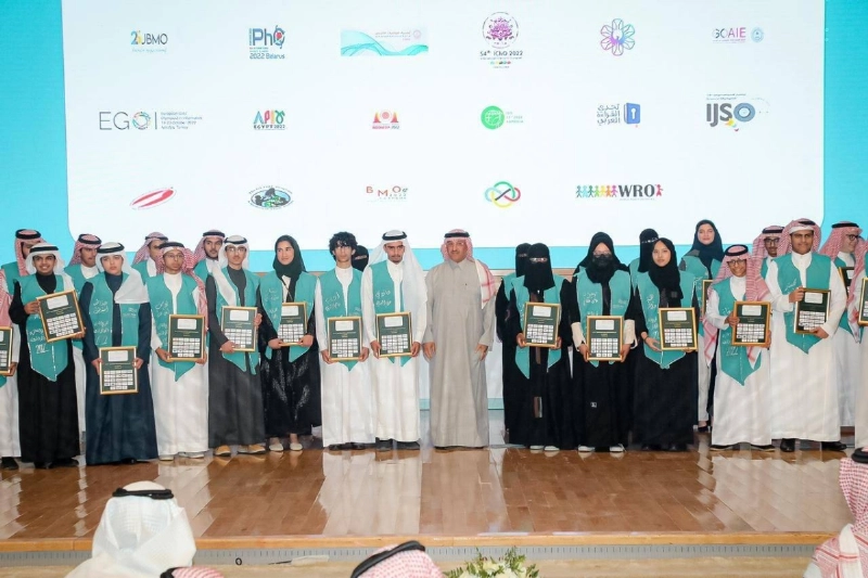 .. ومع الطلاب والطالبات المكرمين (مكة)