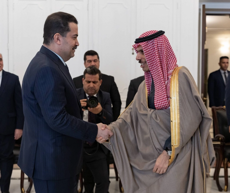 فيصل بن فرحان لدى لقائه محمد شياع (مكة)