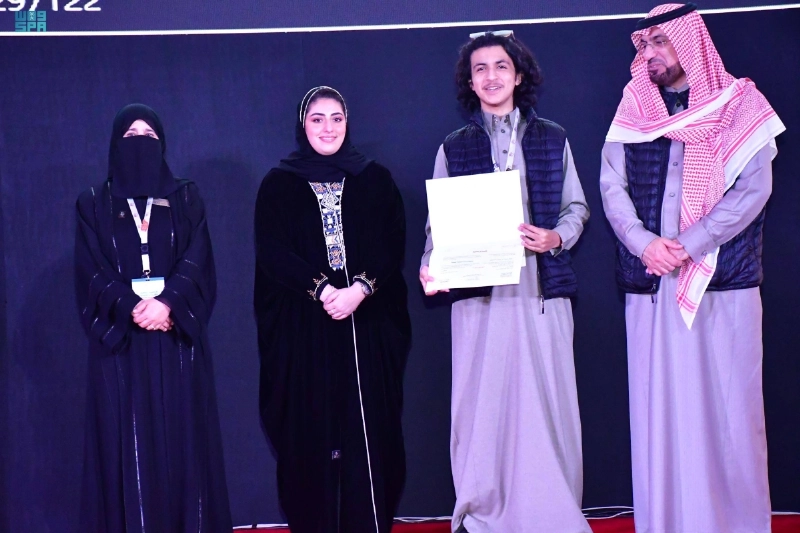 طالبة تتسلم جائزتها (مكة)
