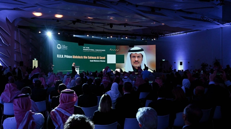 خلال افتتاح وزير الطاقة المؤتمر