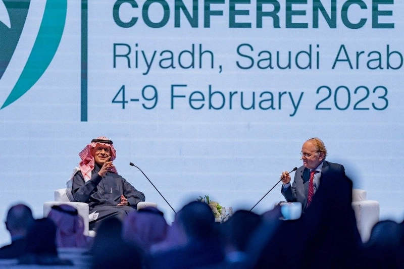 عبدالعزيز بن سلمان متحدثا في المؤتمر (مكة)