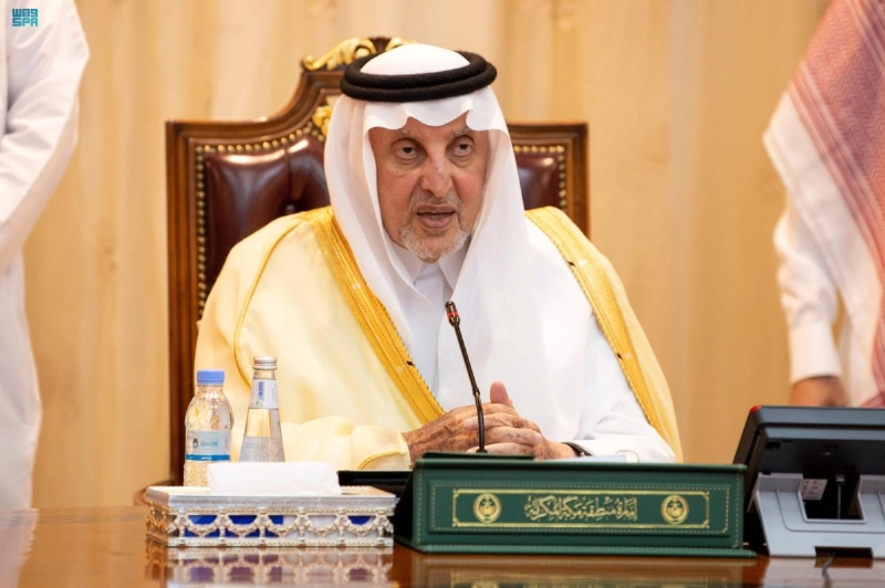 خالد الفيصل لدى ترؤسه الاجتماع (مكة)