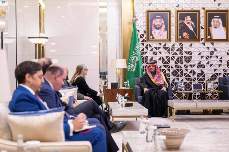 عبدالعزيز بن سعود خلال استقباله جينيفر روبن (مكة)