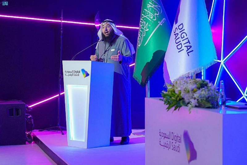 الزامل متحدثا في المؤتمر