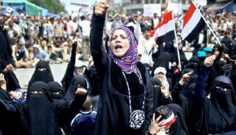 يمنية تقود مظاهرة ضد الحوثي (مكة)