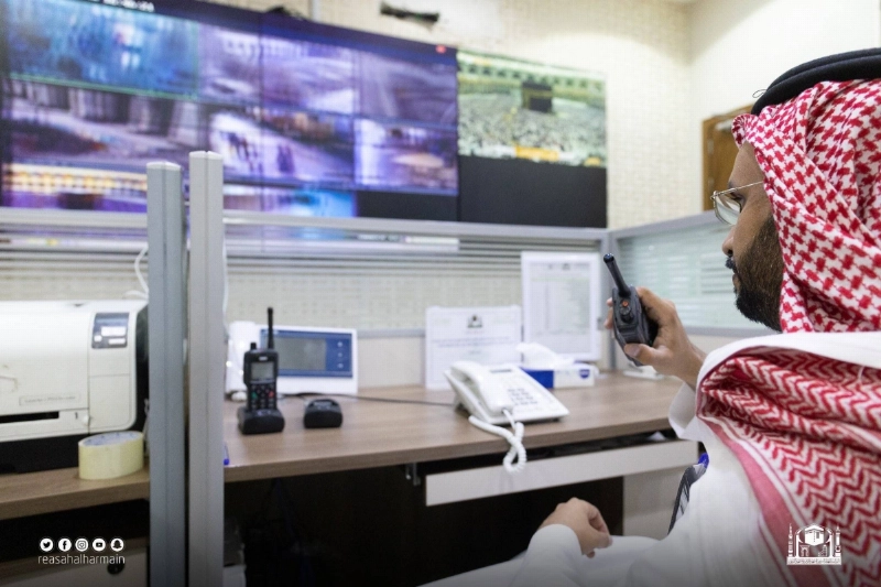 موظف يتابع البلاغات والملاحظات (مكة)